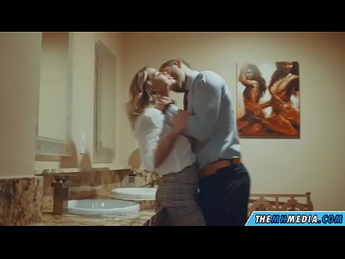 ❤️ Nalika pirang busty seduces anjeun dina restroom umum ☑ video porno di urang ❤